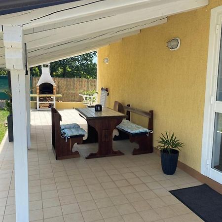 Holiday Home Rosa Gedici Bagian luar foto