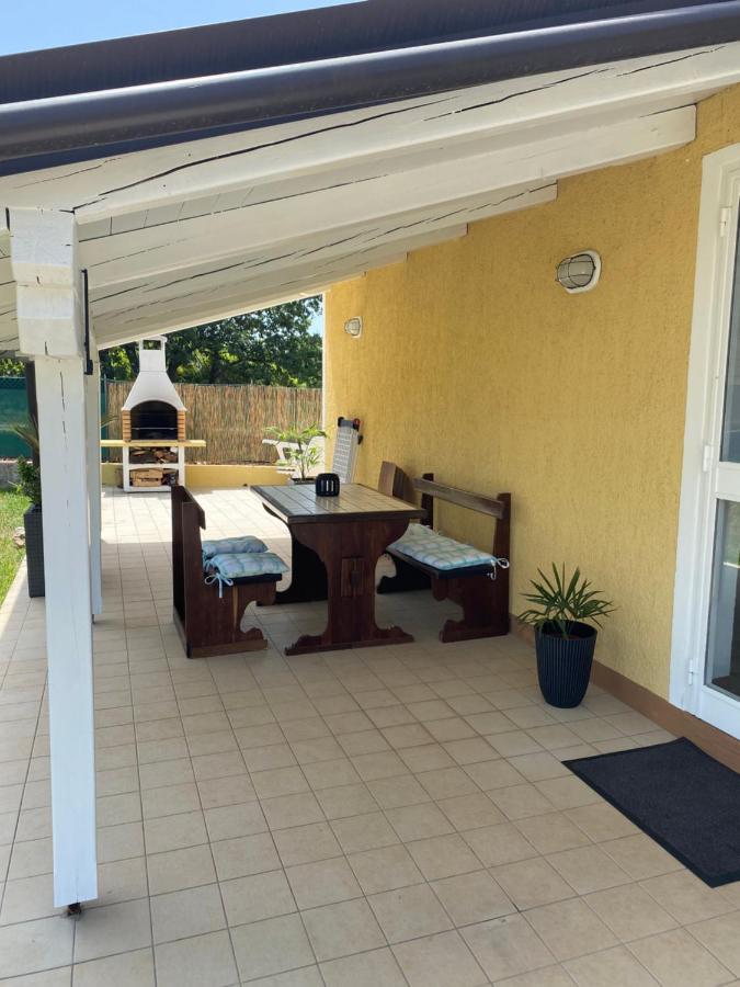 Holiday Home Rosa Gedici Bagian luar foto